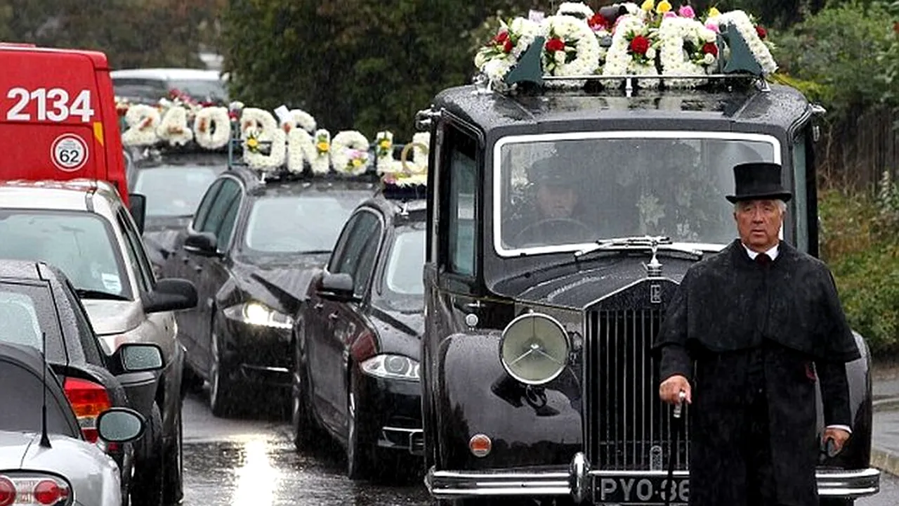 Cum arată înmormântarea unui GANGSTER: își crucifica și electrocuta victimele, dar a fost 