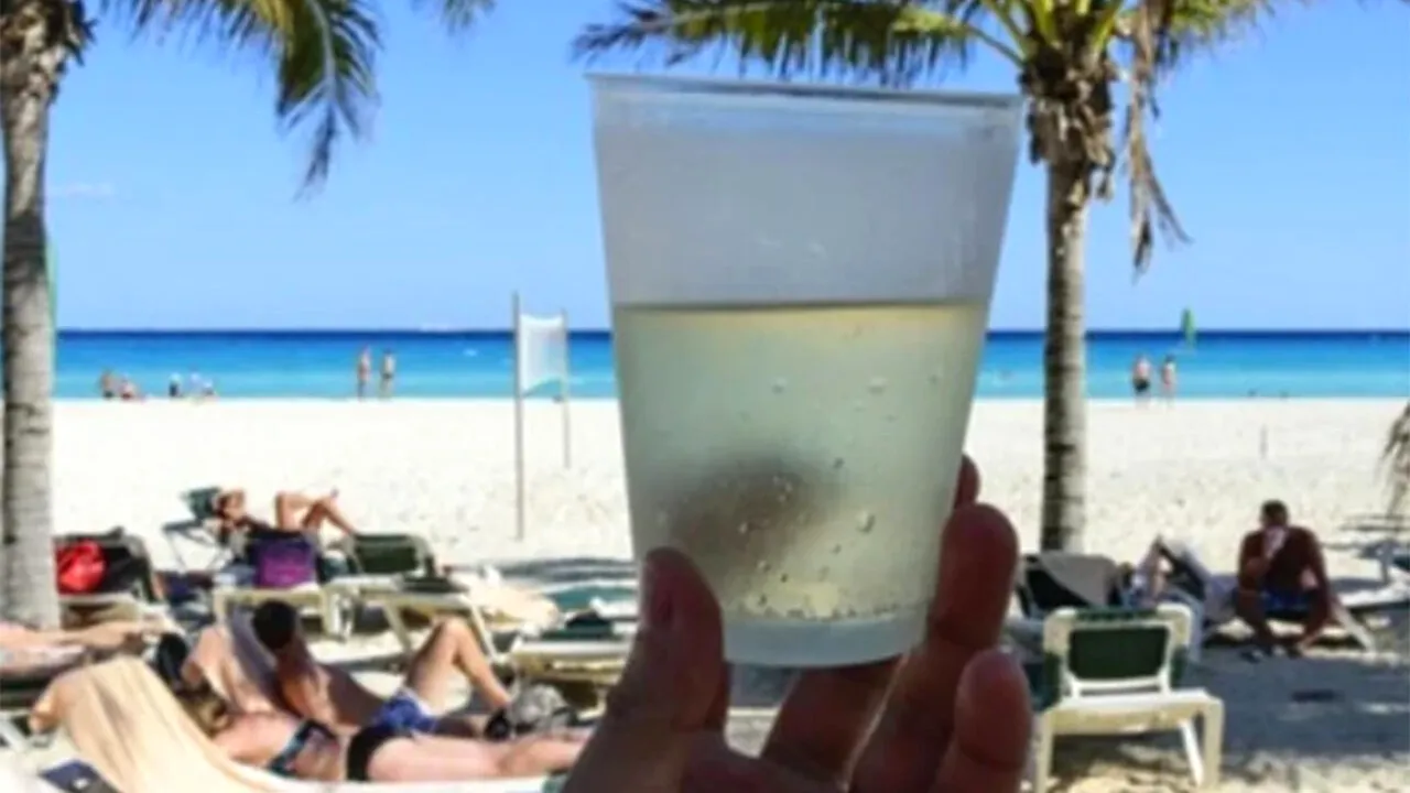 Nu consumați această băutură la mare! Avertismentul emis într-o celebră stațiune frecventată de români
