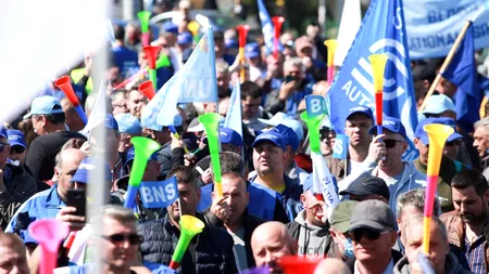 FOTO & VIDEO | Mii de persoane s-au strâns în fața Guvernului din Piața Victoriei. Ce solicitări au protestatarii