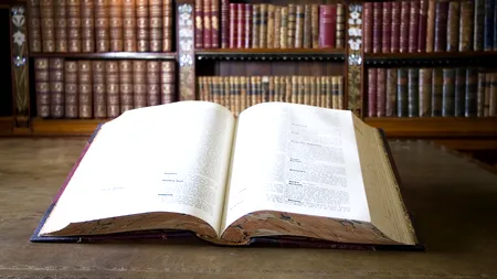 Ce au găsit angajații unei biblioteci într-o carte donată de un ieșean. Poliția a intrat pe fir