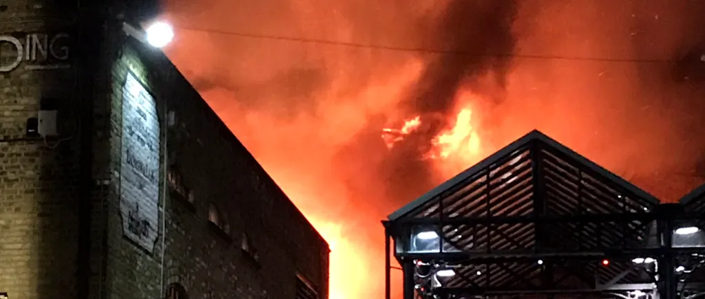 Incendiu puternic într-o zonă turistică din Londra. 70 de pompieri intervin să stingă flăcările