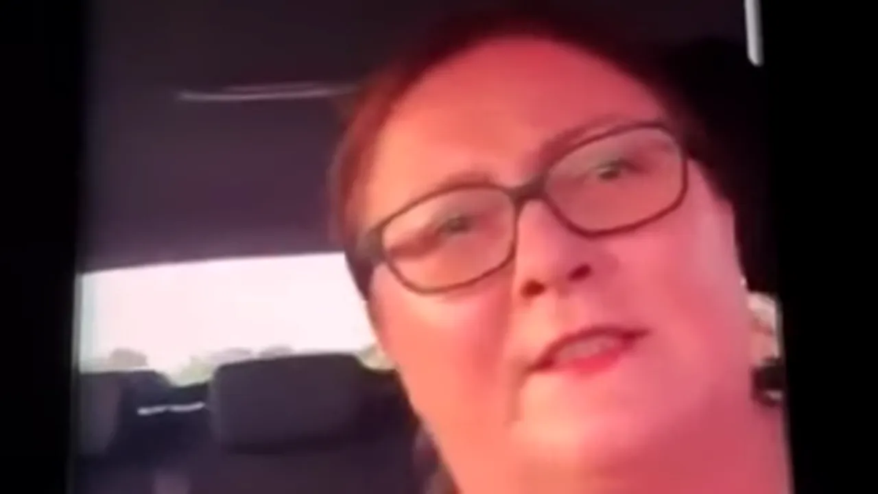 O procuroare din Timiș a făcut LIVE pe Facebook în timp ce conducea, cu un copil pe scaunul din dreapta - VIDEO