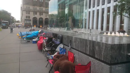 IMAGINI GÂNDUL DIN NEW YORK: Lansarea iPhone 6 a dus la o coadă de peste un kilometru