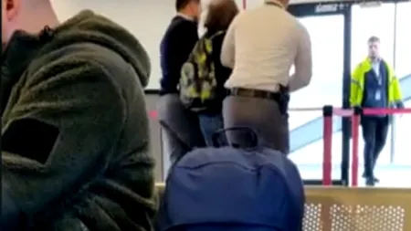 VIDEO: Scandalagiu ÎNCĂTUȘAT pe Aeroportul din Cluj-Napoca. Bărbatul s-a urcat beat într-un avion și a deranjat mai mulți pasageri