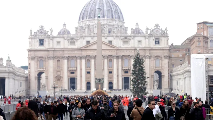 Mii de catolici din întreaga lume s-au strâns la Vatican pentru a-i aduce un ultim omagiu fostului Papă Benedict al XVI-lea