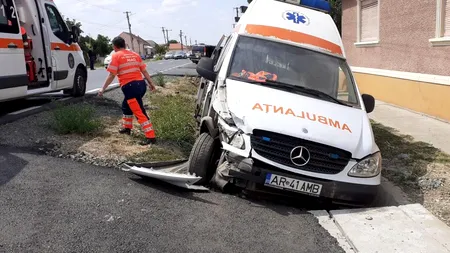 FOTO | Ambulanță implicată într-un accident, pe un drum județean din Arad. Șoferul autospecialei a fost rănit