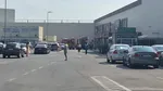 300 de persoane evacuate dintr-ul mall din Deva. Pompierii au intervenit de urgență după ce s-au semnalat degajări mari de fum
