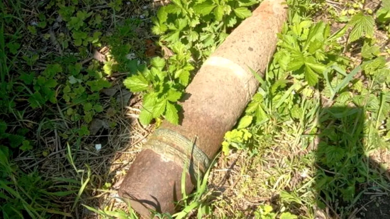 Doi vecini dintr-un sat dâmbovițean s-au CERTAT pe un obuz neexplodat, din Al Doilea Război Mondial. Fiecare voia să-și ascută coasa pe el