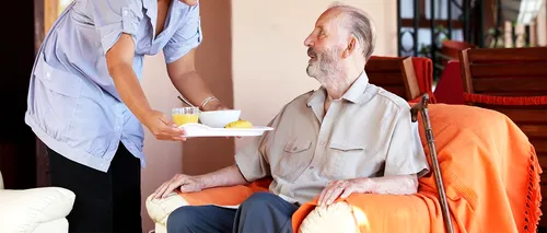 Ce salariu primește un român care lucrează ca îngrijitor la domiciliul unui bătrân, în Germania: „Beneficiați de PRIME dacă sunteți dispus să...”