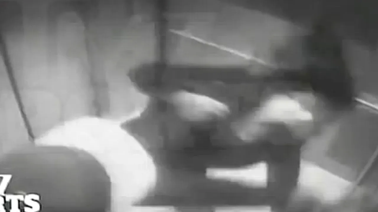 Un jucător de fotbal, DAT AFARĂ și suspendat pe termen NELIMITAT după ce și-a bătut logodnica într-un lift