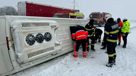 Un microbuz cu 16 persoane s-a răsturnat pe un drum din Giurgiu. A fost activat Planul Roșu de Intervenție. Imagini de la fața locului