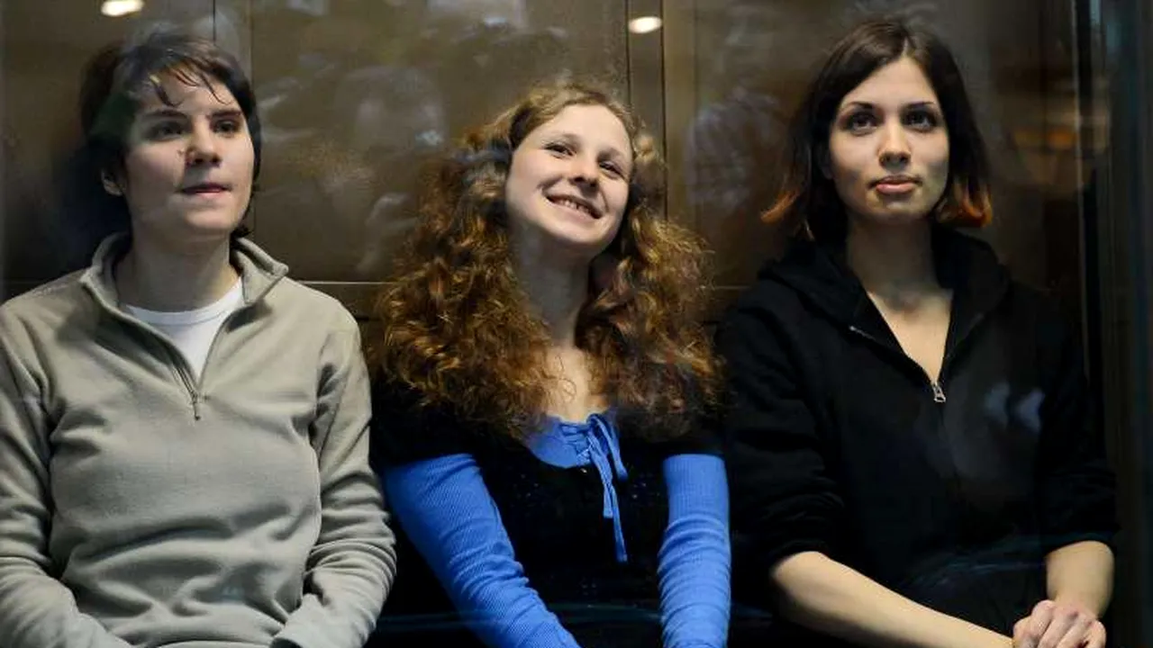 Una dintre cele două membre încarcerate din trupa Pussy Riot a ieșit din greva foamei