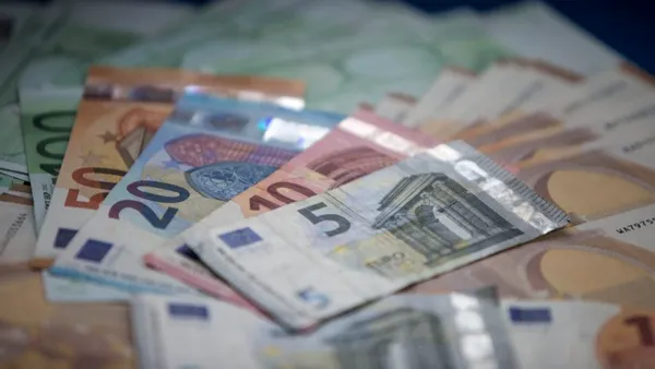 Ratele la bancă ar putea CREȘTE pentru toți românii, pentru că în acest an moneda euro poate să depășească pragul de 5 lei în acest an