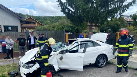Doi copii au fost răniți, după ce mama lor a intrat cu un bolid într-un cap de pod, în Argeș (FOTO&VIDEO)