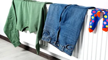 De ce nu este indicat să-ți usuci hainele pe calorifer. Ce pericole pentru sănătate ascunde acest obicei aparent inofensiv