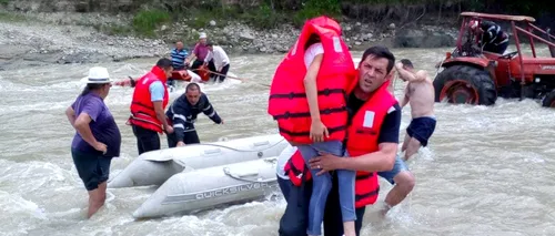 Un tractor cu 5 persoane, împotmolit în albia unui râu din Vrancea - FOTO 