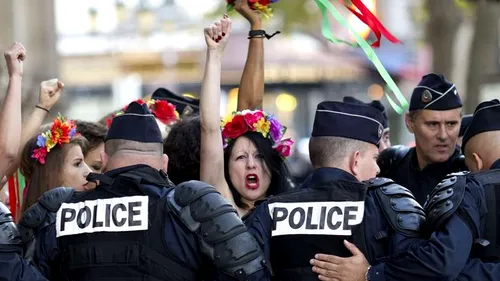 Activistele Femen vor întoarcerea Greciei la drahmă, după rezultatul covârșitor al referendumului