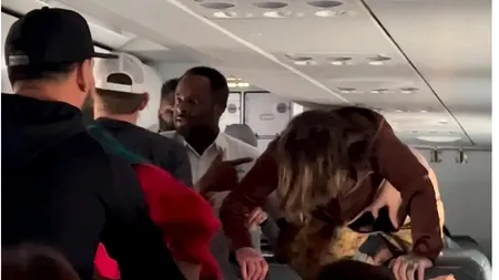 VIDEO | Scene bizare într-un avion din SUA. O femeie a început să urle din senin și să se urce peste scaunele pasagerilor: „E posedată”