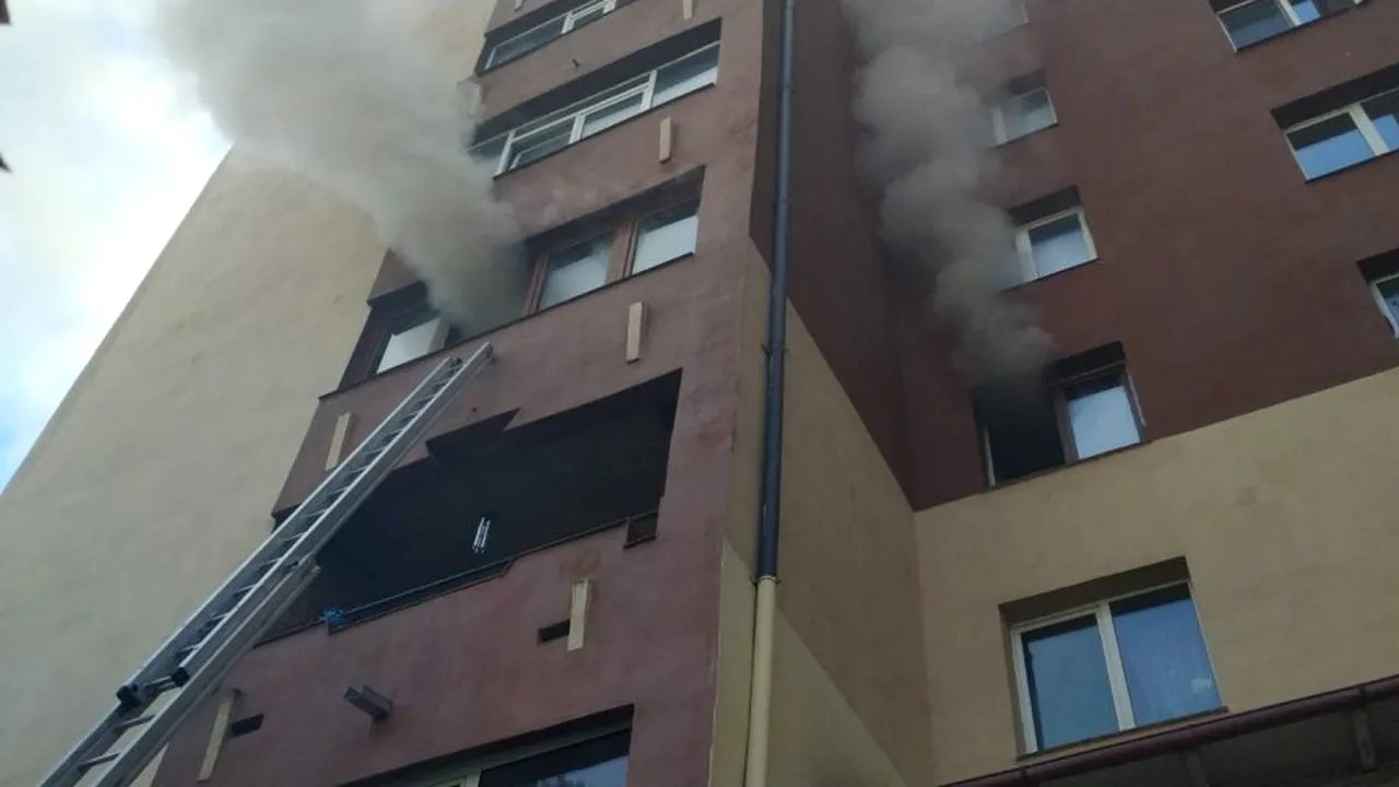 Incendiu puternic într-un bloc din Piatra-Neamţ. Aproximativ 20 de locatari s-au autoevacuat - GALERIE FOTO
