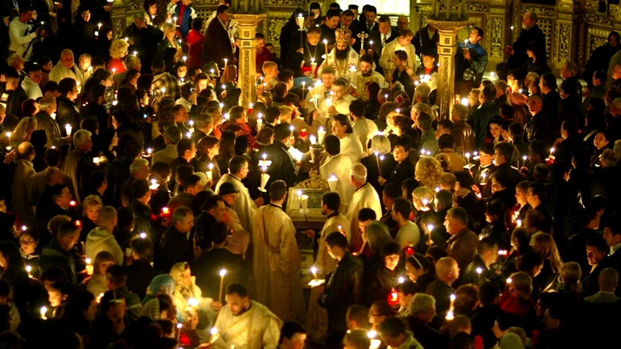 Credincioșii catolici au mers la Biserică la Slujba de Înviere și au luat lumină de Paști