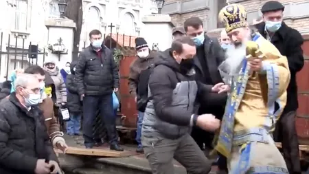 ÎPS Teodosie s-a împiedicat pe scări şi a căzut la slujba de sfinţire a apei pentru Bobotează