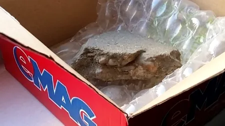 A cumpărat un smartphone și i-a fost livrată o piatră. Cine își asumă responsabilitatea pentru incident