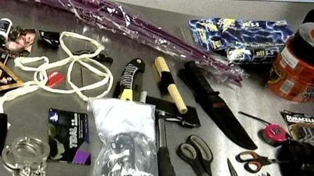 ARSENALUL IMPRESIONANT descoperit în bagajul unui american care purta 