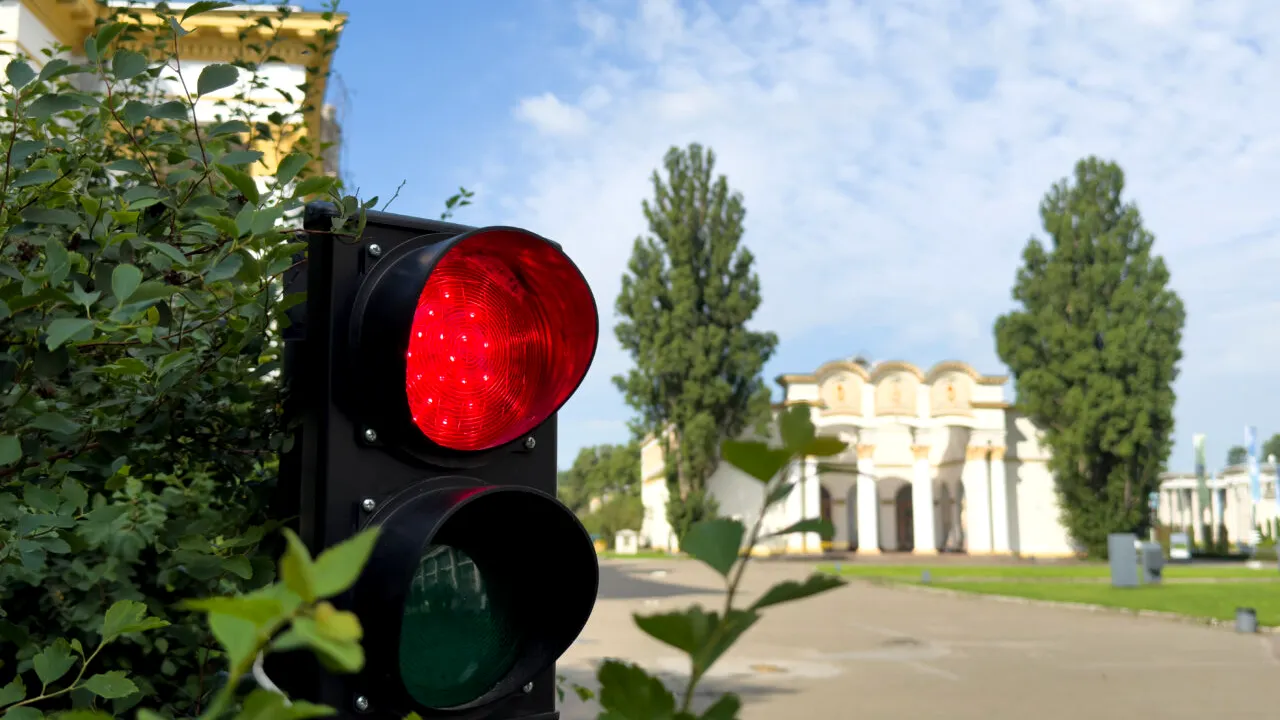 Intersecția care i-a înnebunit pe șoferi: semaforul stă 11 minute pe culoarea roșie. Autoritățile cunosc problema, dar nu o rezolvă