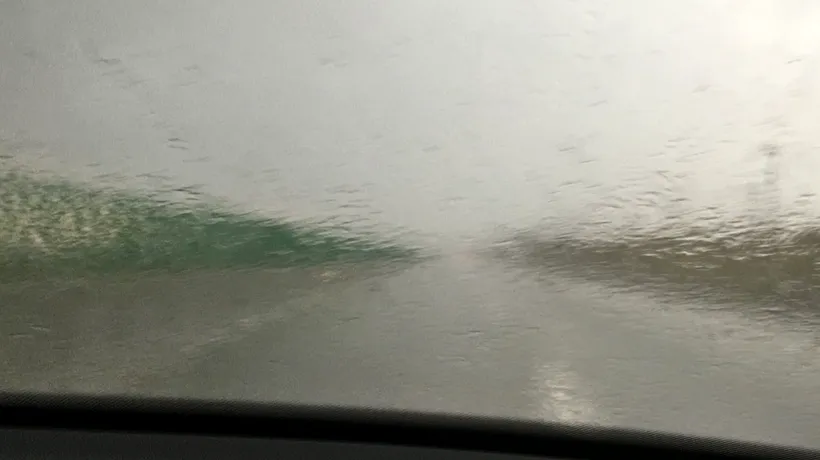 Ploaie torențială pe A2. Vizibilitatea a scăzut sub 50 de metri