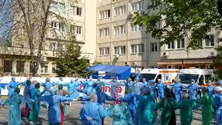 „M-A FĂCUT MAMA OLTEAN”. De ce s-au prins în horă zeci de cadre medicale de la Craiova