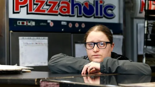 TRAUMATIZATĂ PE VIAȚĂ. Un român din UK a împins-o pe fiica fostului său patron într-un cuptor de pizza | VIDEO