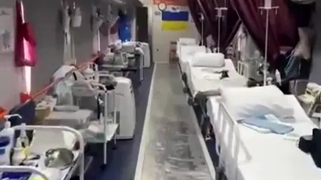 Cum arată „SPITALELE pe șine” ucrainene care tratează din mers soldații răniți pe front: „Este o unitate de terapie intensivă completă”