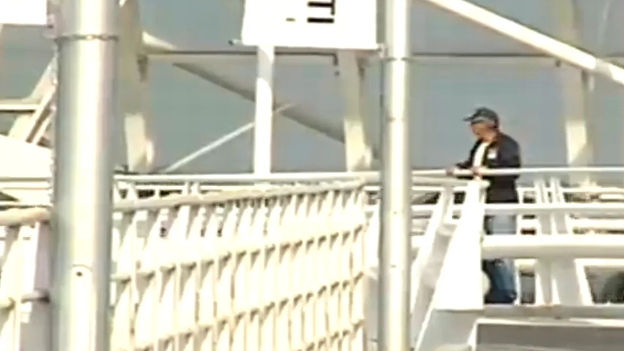 Bărbatul care a amenințat că se aruncă de pe Podul Basarab, convins să renunțe la gest după 12 ore de negocieri
