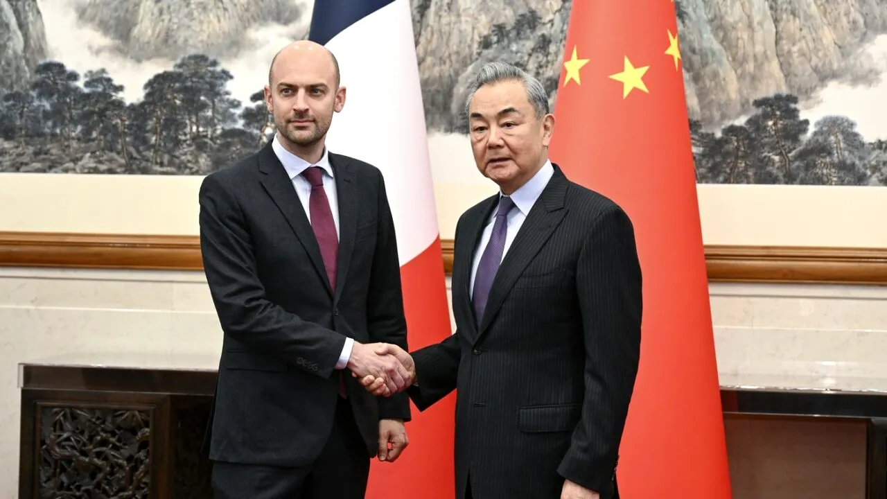 Ministrul francez de Externe discută cu omologul său chinez despre îmbunătățirea relațiilor COMERCIALE, în contextul tensiunilor globale