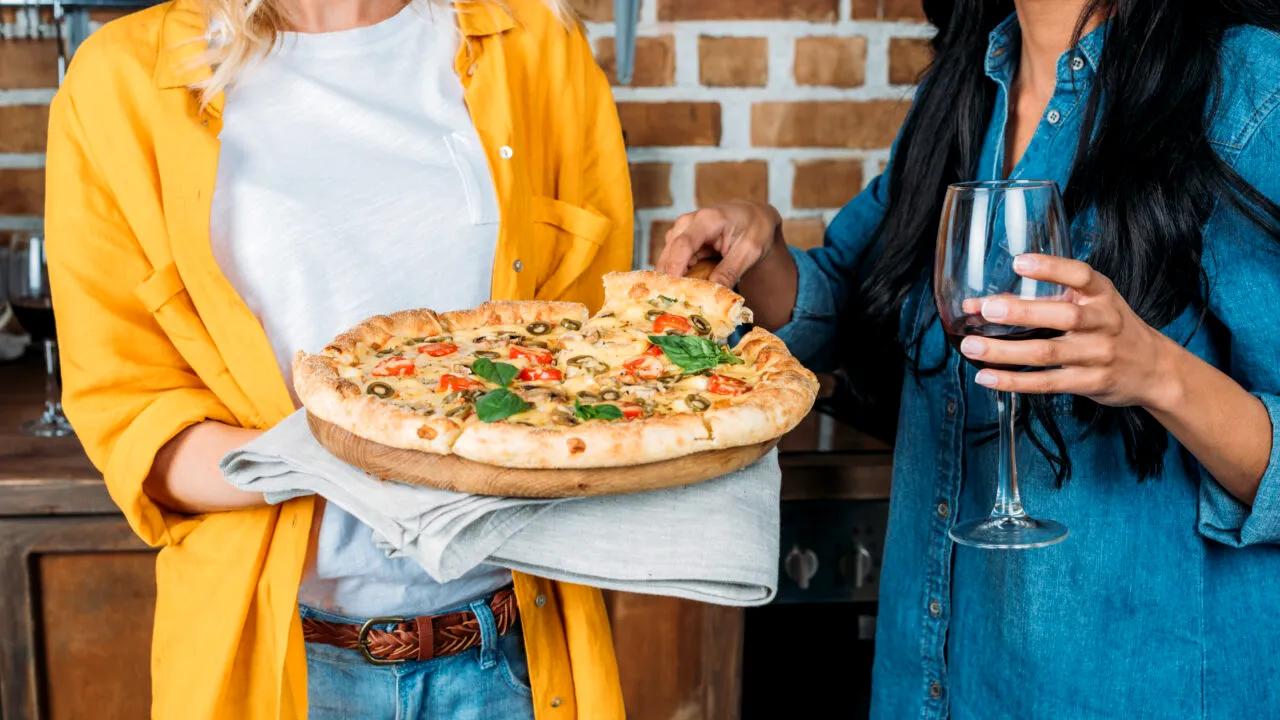 AVERTISMENTUL InfoCons despre pizza din restaurante. Ce informație ascund patronii, chiar dacă încalcă LEGEA