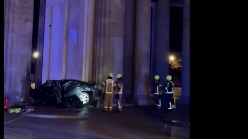 VIDEO. O maşină s-a izbit în Poarta Brandenburg, din Germania. Șoferul a murit