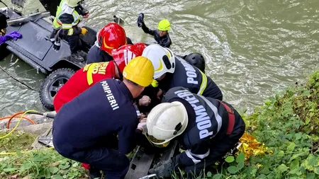 Doi bărbați dispăruți de două zile au fost găsiți morți. Mașina în care se aflau s-a răsturnat în râul Bistrița