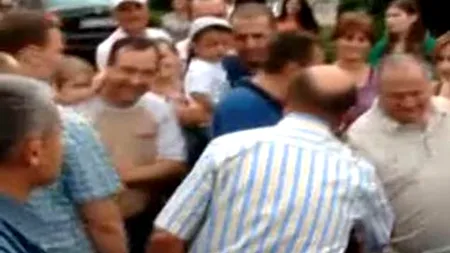 Băsescu a făcut o baie de mulțime la Costești: Cum vine premierul, îi cereți locuri de muncă; el dă