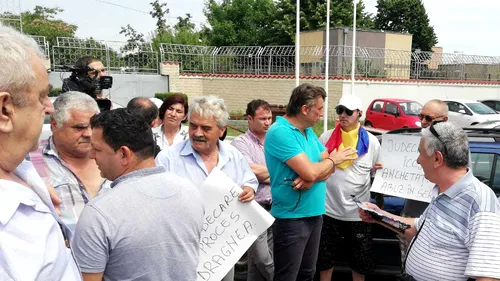 Miting pro-Dragnea, în fața Penitenciarului Rahova, după decizia CCR: „Dragnea deținut politic - FOTO / VIDEO