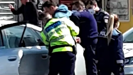 EXCLUSIV. Șoferul unei mașini de lux, scos din mașină și încătușat de polițiști imediat după ce a arătat declarația pe propria răspundere. Imagini șocante!
