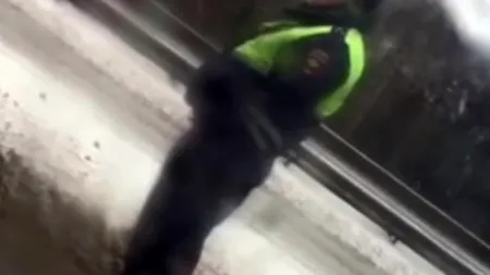 Un polițist rus va fi investigat, după ce a oprit o ambulanță cu un copil bolnav, pentru a permite trecerea unei coloane oficiale
