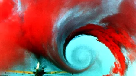 GALERIE FOTO. Ce efecte produc vaporii de apă  în jurul avioanelor 