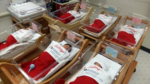 Surpriza unei maternități: bebelușii aduși de Moș Crăciun în ciorapi gigantici