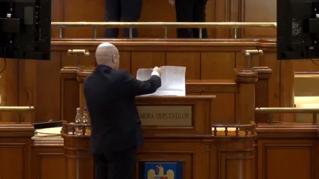 Moment scandalos în Parlament. Deputatul Vexler a rupt o fotografie cu Mihai Eminescu, Nicolae Iorga și Vasile Alecsandri: „Extremistule”