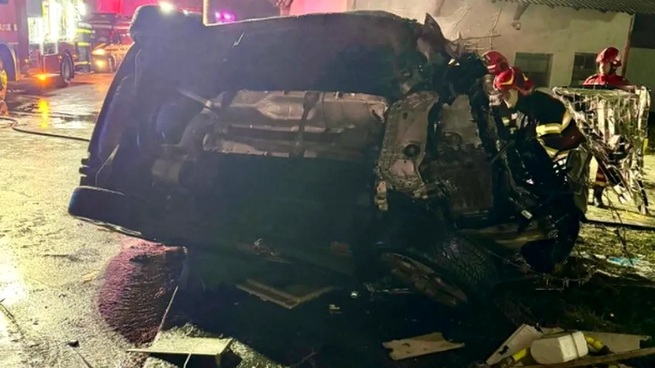 Tragedie în Găești: doi tineri de 18 și 19 ani au murit după ce mașina în care se aflau a intrat într-o clădire și a luat foc