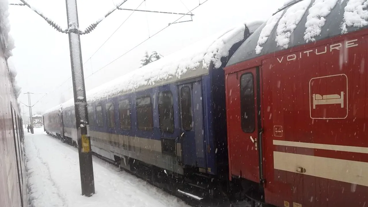 Trenul Timișoara-București, BLOCAT 9 ORE la Orșova. Reacțiile călătorilor: FĂRĂ căldură, FĂRĂ apă și FĂRĂ mâncare! Plătim, plătim și tot plătim... CFR