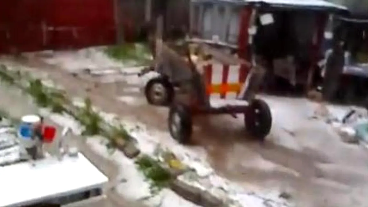Fenomen meteo extrem în județul Dolj. Străzile dintr-o comună, înălbite după grindină