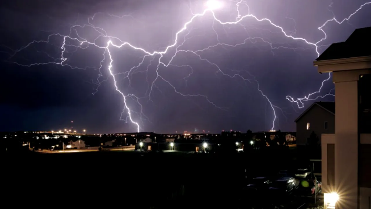 Cod roșu de vijelii puternice și grindină în trei județe. Care sunt localitățile lovite de furtuni