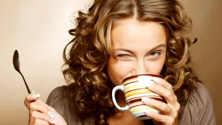 STUDIU. Cum poate influența culoarea gustul unei băuturi