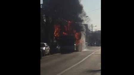 Un autobuz cu călători a luat foc pe o stradă din Craiova. Focul s-a extins la case